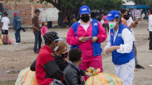 Migrantes venezolanos esperan la apertura de la frontera