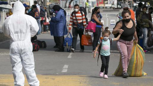 Migrantes pasan diariamente por la frontera