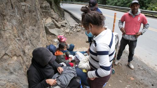 Migrantes pasan diariamente por la frontera