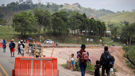 Cientos de viajeros siguen haciendo su trayecto a pie por las carreteras colombianas, exponiéndose a grandes peligros. World Visión hizo un recorrido identificando los principales problemas. 
