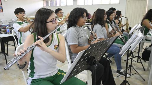 La orquesta sinfónica y el coro se unen para mostrar el talento de los niños del colegio. 