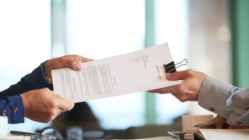 Un contrato puede darse de manera verbal o escrita, y se clasifican dependiendo su forma o modalidad. 